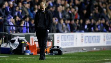 Pep Guardiola se muestra cabizbajo durante el partido de quinta ronda de la FA Cup entre el Wigan Athletic y el Manchester City.