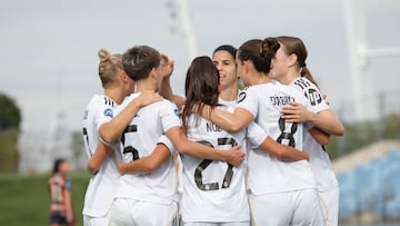 MADRID, 19/10/2025.- La delantera del Real Madrid Paula Comendador (2i) celebra tras anotar un gol durante el encuentro correspondiente a la jornada 8 de la Liga F que Real Madrid y Levante disputan este domingo en el estadio Alfredo Di Estéfano de Madrid. EFE/ Zipi Aragón