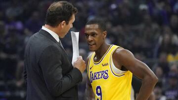Rajon Rondo habla con Luke Walton, entrenador de Los Angeles Lakers.