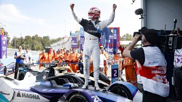 Guenther celebra victorioso en Santiago.