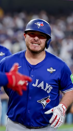 LOS ANGELES (United States), 28/10/2025.- Toronto Blue Jays catcher Alejandro Kirk (R) is greeted at home plate after hitting a three-run home run against the Los Angeles Dodgers during the fourth inning of the MLB World Series game three between the Toronto Blue Jays and the Los Angeles Dodgers in Los Angeles, California, USA, 27 October 2025. EFE/EPA/ALLISON DINNER