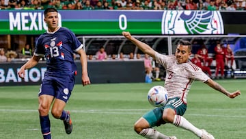 Atlanta (United States), 01/09/2022.- Mexico midfielder Erick Sanchez (R) takes a shot on goal against Paraguay defender Mateo Gamarra (L) during the second half of an international friendly match between Mexico and Paraguay at Mercedes-Benz Stadium in Atlanta, Georgia, USA, 31 August 2022. (Futbol, Amistoso, Estados Unidos) EFE/EPA/ERIK S. LESSER
