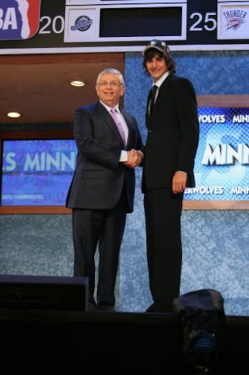 Ricky Rubio en el Madison Square Garden el 25 de junio de 2009 durante el Draft 2009. Los Minnesota Timberwolves le eligieron en quinto lugar.