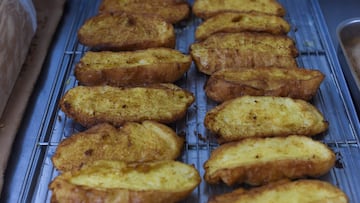 Elaboración de torrijas en la pastelería 'Obrador El Panazo', a 31 de marzo de 2023, en Madrid (España). Las torrijas, dulce típico de Cuaresma y Semana Santa, se preparan con rebanadas de pan empapadas en leche o vino y que, tras ser rebozadas en huevo, se fríen en una sartén con aceite. Después, se suelen endulzar con miel o azúcar y se aromatizan con canela. Las torrijas tienen su origen en el Siglo XV, cuando comenzaron a prepararse para aliviar a las mujeres al dar a luz y favorecer su recuperación tras el parto. Se empezaron a consumir para sustituir a la carne durante la Cuaresma debido a que son un alimento saciante y calórico que aporta energía. Las torrijas se asocian a tiempos difíciles y de estrecheces económicas, en las que disponer de un elemento barato y asequible como los restos del pan permitía comer algún dulce de vez en cuando sin que eso supusiera un gasto excesivo.
31 MARZO 2023;TORRIJAS;ELABORACIÓN;CUARESMA;SEMANA SANTA;FESTIVIDADES;DULCE;POSTRE;ENERGÍA
Gustavo Valiente / Europa Press
31/03/2023