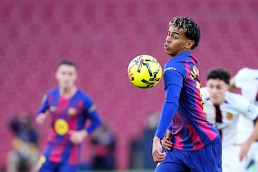 Control del jugador español del Barcelona, Lamine Yamal.