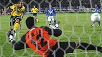 <b>EL SALVADOR</B>. Este tanto de penalti de Vieri ante el Perugia supuso el angustioso empate del Inter.