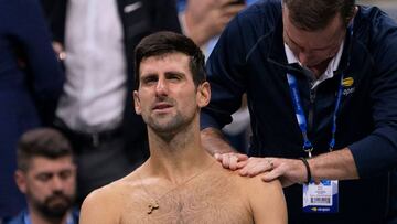 Novak Djokovic recibe un masaje en el hombro durante su partido ante Stan Wawrinka en octavos de final del US Open.