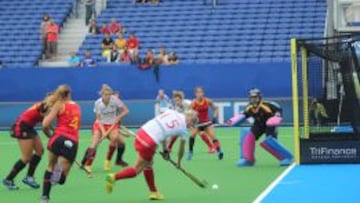 España defendiendo un ataque de la selección inglesa.