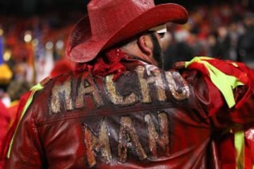 Y dejamos Humor Amarillo pero seguimos perdidos en tele 5 a principios de los 90 gracias a Randy "Macho Man" Savage, el m¨ªtico luchador de Pressing Catch que se acerc¨® a ver a los Kansas City Chiefs.Se qued¨® muy extra?ado cuando se dio cuenta de que el partido no lo estaba retransmitiendo H¨¦ctor del Mar.