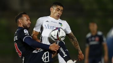 Futbol, Universidad de Chile vs O'Higgins.
Fecha 32, campeonato Nacional 2021.
El jugador de Universidad de Chile Marcelo Canete, izquierda, disputa el balon con Alejandro Marquez de O'Higgins durante el partido de primera division realizado e