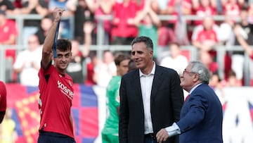 Aimar Oroz muestra su medalla de oro en los Juegos junto a Miguel Indurain.