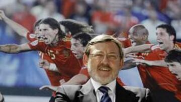 <b>FELIZ POR LOS RESULTADOS. </b>Lissavetzky posa sonriente ante una fotografía gigante de la Selección.