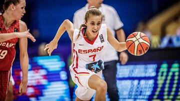 Laura Méndez, con el balón, ante Hungría.