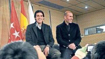 <b>ÍDOLOS. </b>Antes de recibir sus regalos, los niños aprovecharon para fotografiar a Zidane y Kaká.