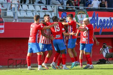 Los jugadores del Algeciras celebran el gol de Diego Esteban