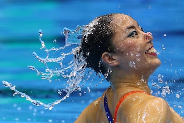 Yukiko Inui compite en la final técnica individual de natación artística femenina en el segundo día del Campeonato Mundial de Acuáticos Fukuoka 2023 en Marine Messe Fukuoka Hall.