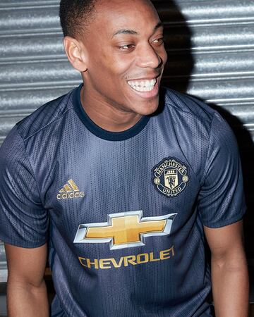 Manchester United presenta su nuevo uniforme