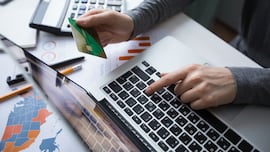 Vuelve de vacaciones y recibe un ‘triste’ ingreso de 50.000 euros tras 40 años de trabajo en la empresa: “Era un despido mutuo”