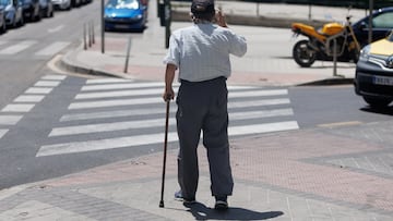 MADRID, SPAIN - JULY 24: An elderly man walks leaning on a cane on July 24, 2023, in Madrid, Spain. The population over the age of 64 in Spain is over 20% of the total and exceeds the group of people under the age of 20, which produces a "growing imbalance" between the size of the older and younger generations, according to an analysis by the Fundacion de las Cajas de Ahorro (Funcas). This imbalance poses a challenge to intergenerational solidarity. Today, the older generations are the ones that absorb most of the national income. Moreover, their demographic weight makes them decisive actors in electoral results. According to data provided by the National Institute of Statistics, on January 1, 2022, the population over 64 years of age in Spain amounted to 9.5 million people. (Photo By Eduardo Parra/Europa Press via Getty Images)
PERSONAS MAYORES JUBILADOS JUBILACION