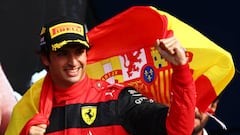 Carlos Sainz celebra su victoria en Silverstone, la primera de su carrera en la Fórmula 1, con una bandera de España.