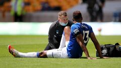 Yerry Mina sale lesionado en el juego entre Wolverhampton y Everton.