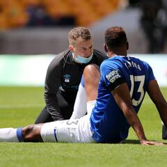 Yerry Mina se retira lesionado del juego ante Wolverhampton