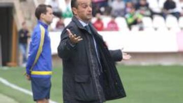 Jos&eacute; Luis Oltra en el partido ante el Albacete.