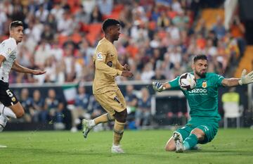 Jugada del gol anulado a Ansu Fati. En la imagen con Giorgi Mamardashvili.