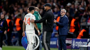 PARIS, FRANCE - NOVEMBER 4: (L-R) Luis Diaz of Bayern Munchen leaving the pitch after receiving a red card, coach Vincent Kompany of Bayern Munchen during the UEFA Champions League match between Paris Saint Germain v Bayern Munchen at the Parc des Princes on November 4, 2025 in Paris France (Photo by Rico Brouwer/Soccrates/Getty Images)