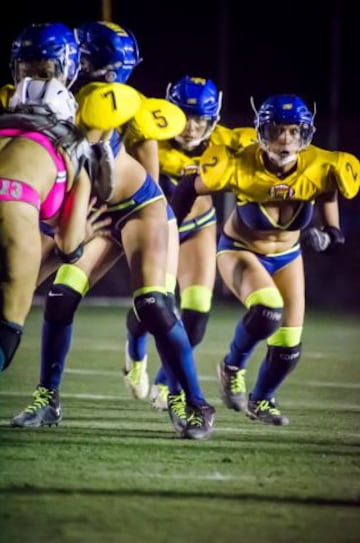 En marzo se retomó la actividad del fútbol americano en bikini en México. La novedosa actividad deportiva se juega en canchas de 50 yardas de largo por 30 yardas de ancho, con ocho jugadoras defensivas, ocho ofensivas y cuatro en reserva. Los partidos se dividen en cuatro cuartos de 15 minutos y un descanso de media hora. A diferencia del fútbol americano masculino, no hay patada de salida ni goles de campo.