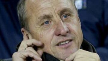 <b> DESDE SU TRIBUNA. </b> El holandés recuerda que "los que critican ahora a Rijkaard son los mismos que aplaudieron cuando confirmó que iba a seguir en el club".