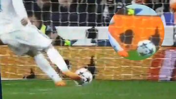 Cristiano en el momento del golpeo del penalti