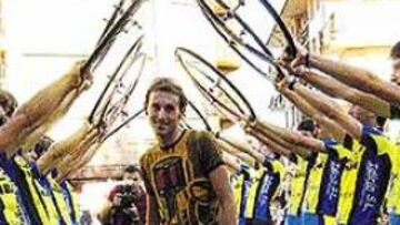 <b>BAÑO DE MASAS PARA EL HÉROE DE IGORRE.</b> Los ciclistas de la Peña Ibaigane formaron un arco triunfal con ruedas para que pasara bajo él Iban Mayo, ganador en Alpe dHuez y sexto en el reciente Tour de Francia, Mayo recibió ayer un un cálido homenaje de sus vecinos de Igorre (Vizcaya).