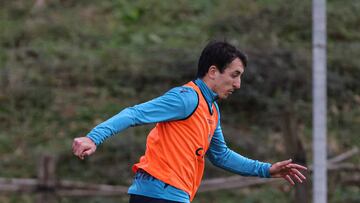 Oyarzabal se ejercita con un peto de alta visibilidad en la sesión en la que ha vuelto al trabajo con el grupo