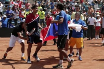 Los jugadores de Chile Hans Podlipnik y Julio Peralta celebran el triunfo contra Republica Dominicana durante el partido del grupo I americano de Copa Davis.