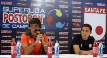 El técnico de Santa Fe Gustavo Costas (izquierda) y Luis Manuel Seijas hablaron en la rueda de prensa.