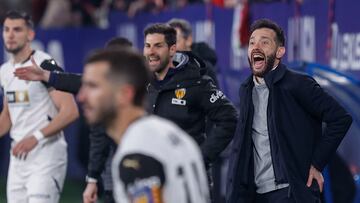 PAMPLONA, 02/03/2025.- El entrenador del Valencia, Carlos Corberán (d), durante el partido de LaLiga EA Sports entre CA Osasuna y Valencia CF, este domingo en el Estadio El Sadar de Pamlona. EFE/ Villar López