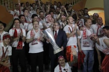 El Sevilla en el ayuntamiento con el alcalde Juan Ignacio Zoido.