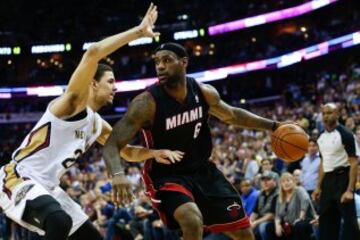 LeBron James, defendido por Austin Rivers.