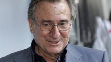 Roban a Manolo Escobar la medalla recibida del Barça