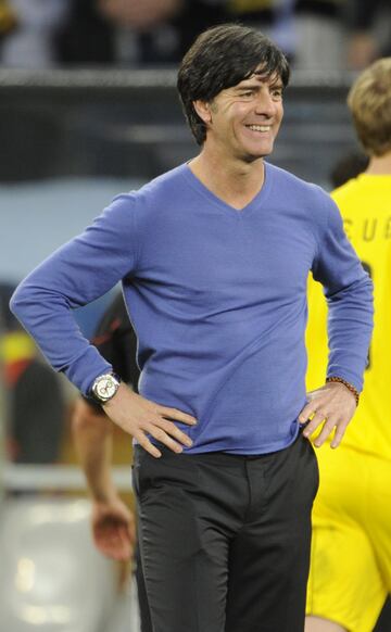 Como buen futbolista, Joachim Löw tenía sus supersticiones y las llevaba a cabo., Una de ellas, ya como entrenador, era la de utilizar la misma ropa para partidos importantes. En el Mundial de Sudáfrica, su prenda fetiche era un jersey de color azul: costaba 300 euros y lo utilizó por primera vez ante Inglaterra. La goleada obtenida ante los ingleses hizo que repitiese con el mismo jersey ante Argentina. Y sin lavar, lo volvió a lucir ante la albiceleste. Tras eliminar a los de Maradona, volvería a lucirlo ante España…