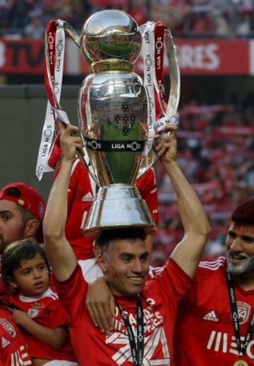 23/05/15 Nico Gaitán con el trofeo de la Liga portuguesa