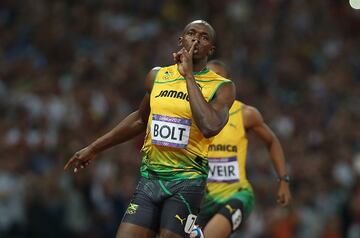En la pista de atletismo la gran estrella volvi¨® a ser Usain Bolt, que revalid¨® sus t¨ªtulos en los 100, 200 y 4x100 metros, convirti¨¦ndose en el primer atleta en repetir doblete en los 100 y 200 metros. Adem¨¢s, en la final de los 100 metros todos los participantes, a excepci¨®n del lesionado Powell, bajaron de los diez segundos.
