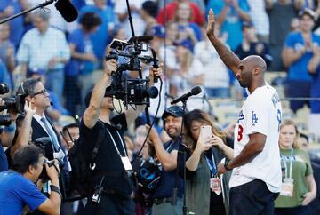 La tarde este sábado, el ex basquetbolista de Los Angeles Lakers visitó el Dodger Stadium previo al Juego 4 de la Serie Mundial vs Boston Red Sox