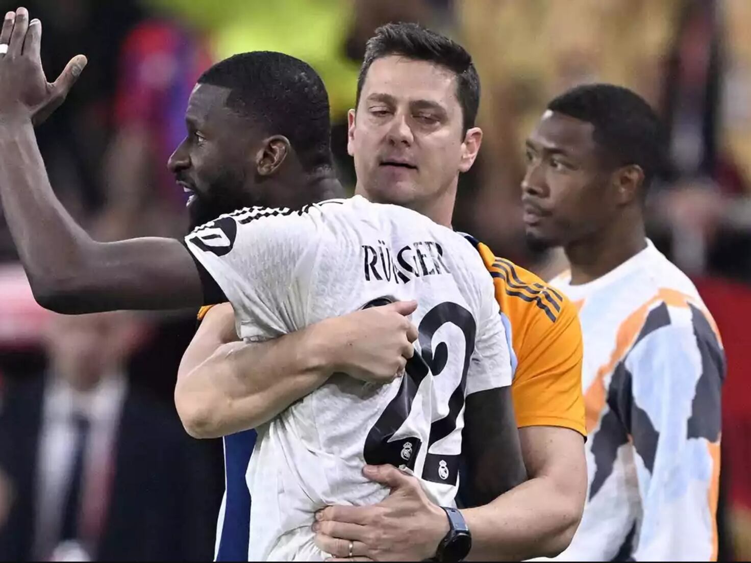 La secuencia de cómo perdió la cabeza Rüdiger: intentó hasta agredir al árbitro con una bolsa de hielo