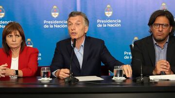 Fotografía cedida por la Presidencia de Argentina que muestra al presidente Mauricio Macri (c), la ministra de Seguridad, Patricia Bullrich (i), y el ministro de Justicia, Germán Garavano (d), durante una rueda de prensa hoy, en Buenos Aires (Argentina).