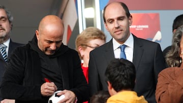 Fútbol, Chile v Nigeria.
Mundial de fútbol Sub17 Chile 2015.
El entrenador de Chile Jorge Sampaoli, izquierda , y el presidente de la ANFP Sergio Jadue firman un balón para un niño antes del partido entre Chile y Nigeria por el grupo A del Mundial de Fútbol Sub17 2015 en el estadio Sausalito. 
Viña del Mar, Chile.
20/10/2015
Marcelo Hernandez/Photosport*********

Football, Chile v Nigeria.
FIFA U-17 World Cup Chile 2015.
Chile head coach Jorge Sampaoli, left , and president of ANFP Sergio Jadue sings a ball to children before FIFA U-17 World Cup Chile 2015 Group A, at Sausalito stadium in Viña del Mar, Chile.
20/10/2015.
Marcelo Hernandez/Photosport.