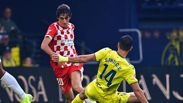 Girona's Spanish forward #20 Bryan Gil (L) tries to evade Villarreal's Spanish midfielder #14 Santi Comesana during the Spanish league football between match Villarreal CF and Girona FC at La Ceramica stadium in Vila-real on December 1, 2024. (Photo by JOSE JORDAN / AFP)