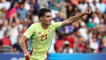 Sergio Camello celebra su primer gol en la final de los Juegos.