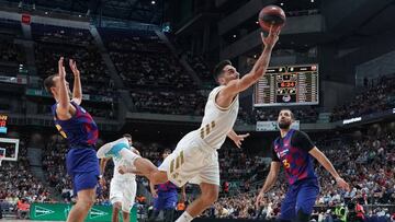 Campazzo penetra a canasta bajo la atenta mirada de Mirotic